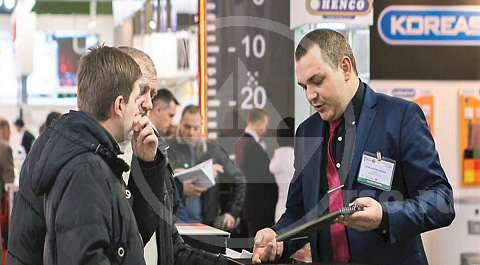 Всё более широко употребляются в монтаже напольные конвекторы. Особенно в современных новостройках с окнами в пол, так как не всегда стандартные предложения застройщиков учитывают вкусы и пожелания новосёлов.